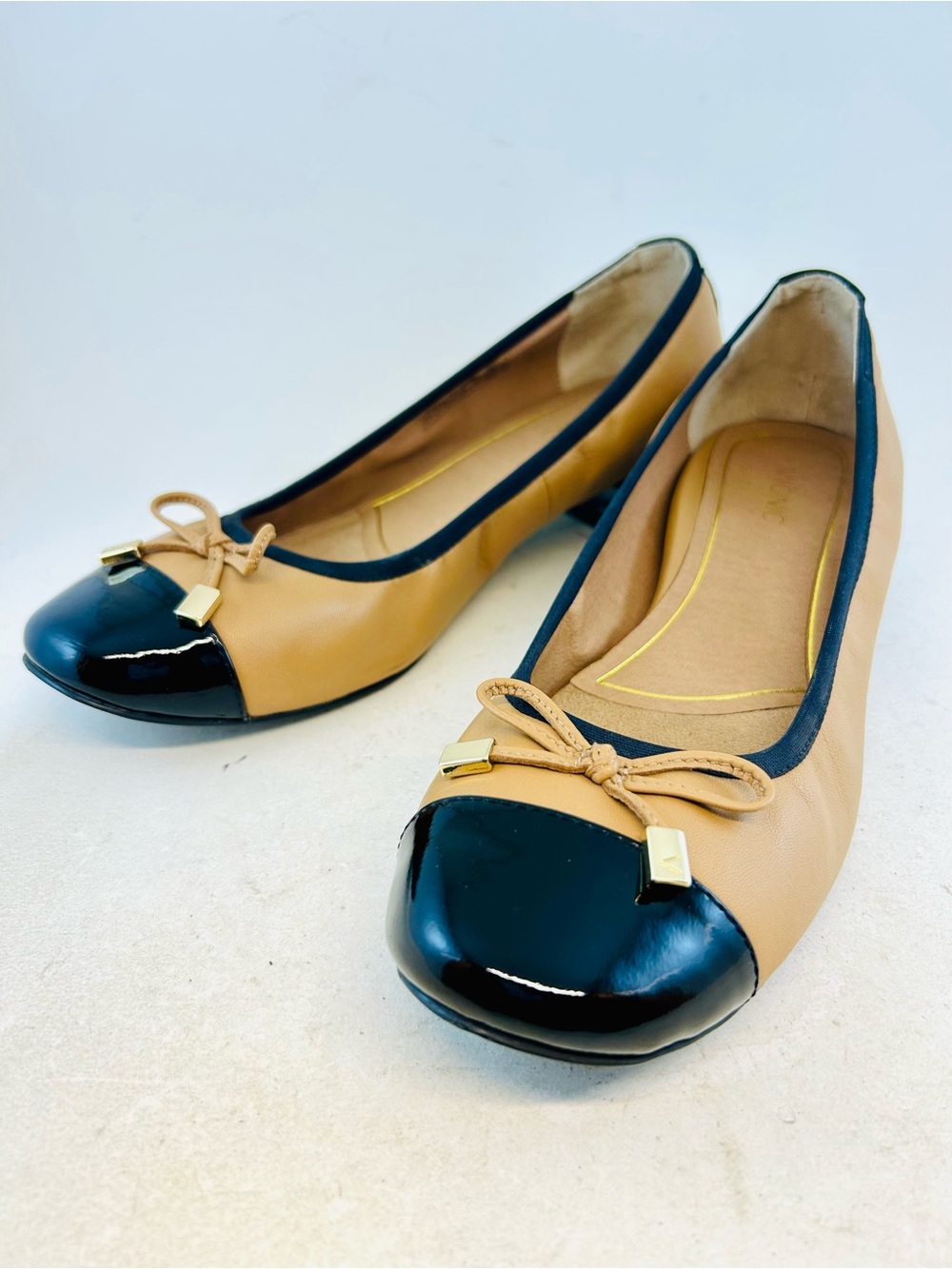 Vionic Camel Tan Daphne Black Patent Cap Toe Bow Low Pump Heels, size 10